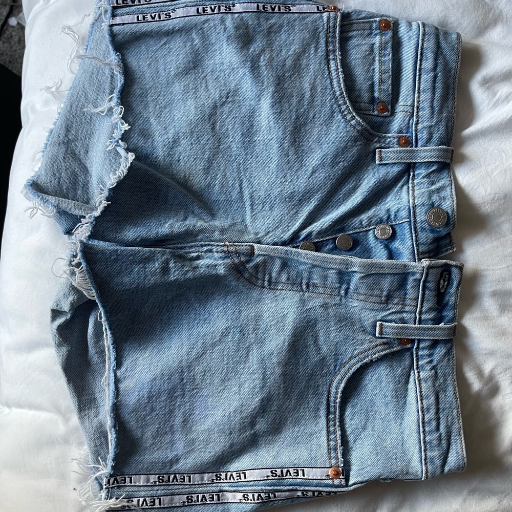 Levi’s 501 high waisted light was shorts size 27